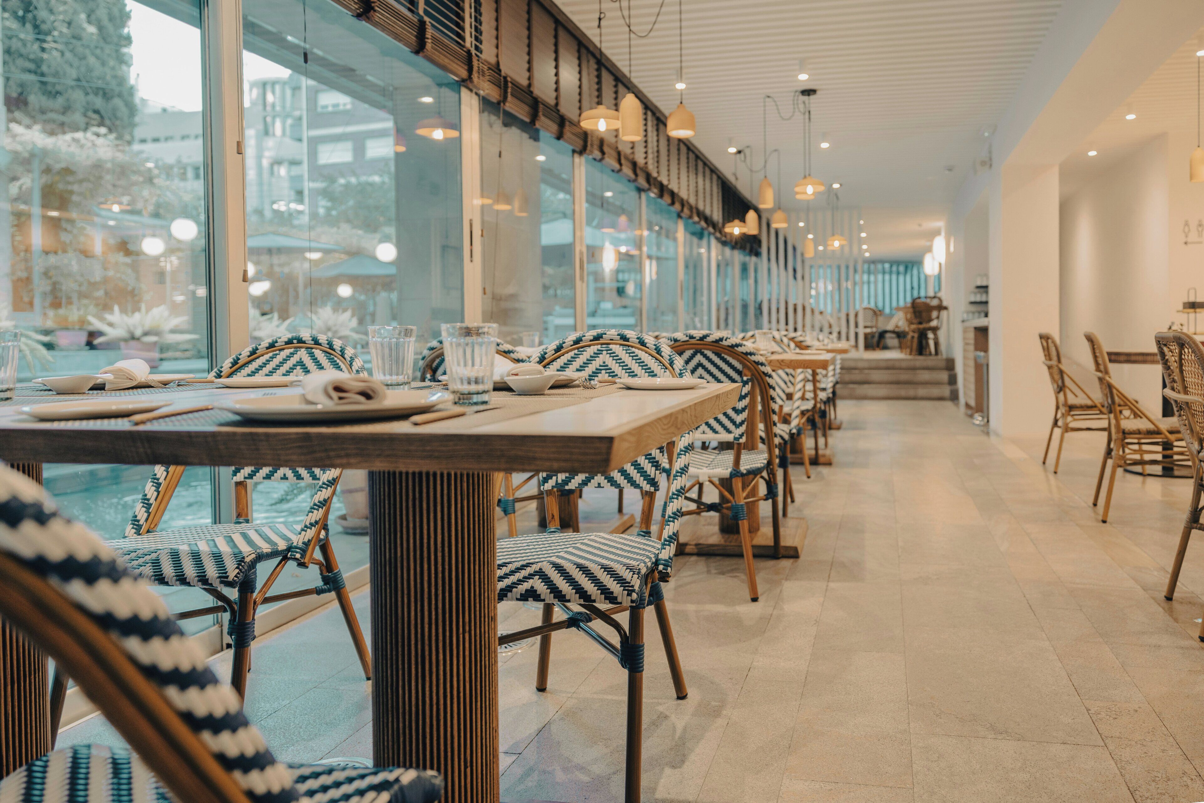 Petit déjeuner, déjeuner, dîner et brunch servis sur place