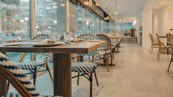 Petit déjeuner, déjeuner, dîner et brunch servis sur place