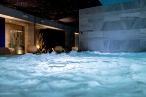Sauna, hot tub, steam room, Turkish bath/hammam, body treatments