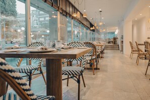 Breakfast, lunch and dinner served - Hospes Palacio de los Patos, a Member of Design Hotels (Granada)