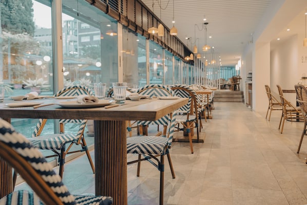 Serveert ontbijt, lunch en diner