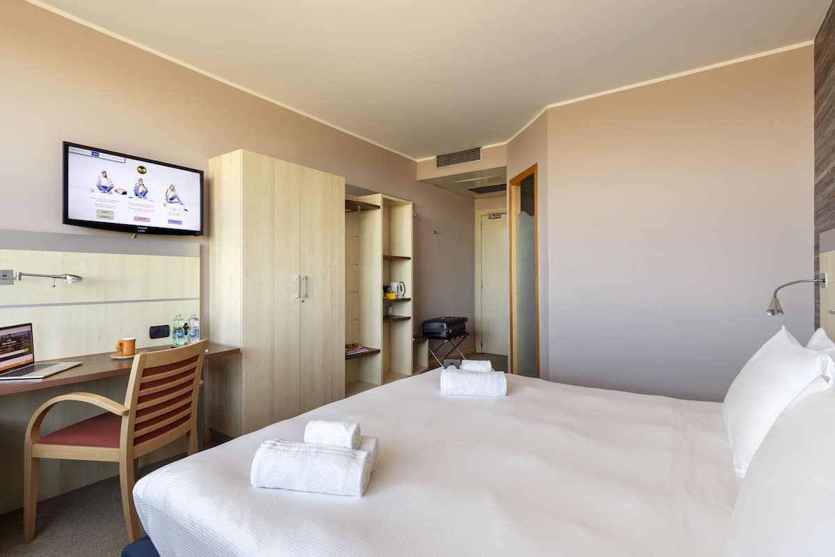 Superior Double Room, Non Smoking | Down comforters, in-room safe, desk, blackout drapes