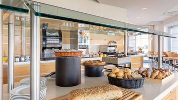 Tägliches Frühstücksbuffet (7.9 EUR pro Person)