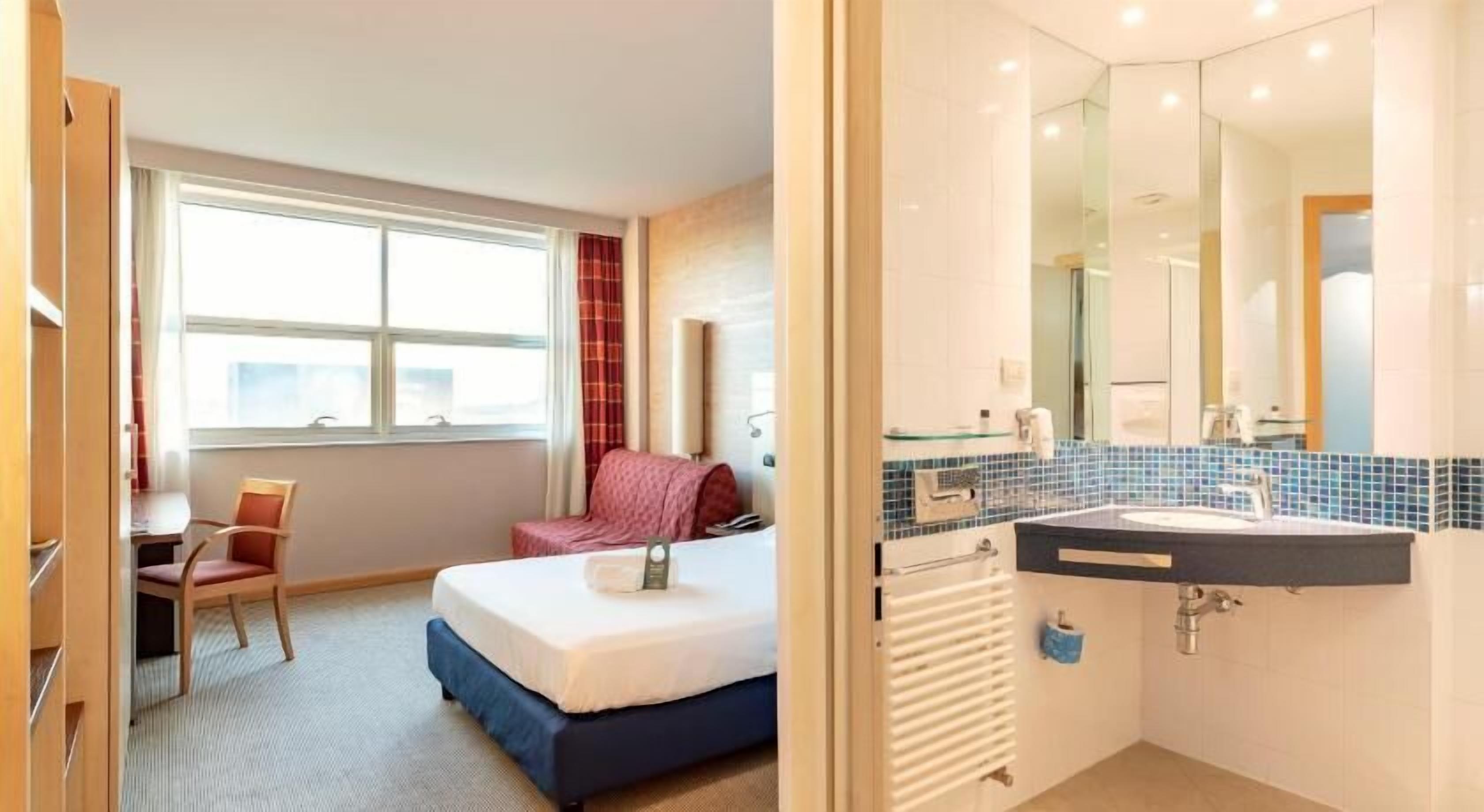 Down duvets, in-room safe, desk, blackout curtains