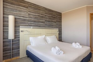Habitación doble superior, para no fumadores | Edredón, caja de seguridad en la habitación y escritorio 