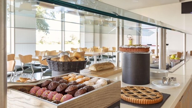 Een buffet met diverse gebakjes en patisserie.