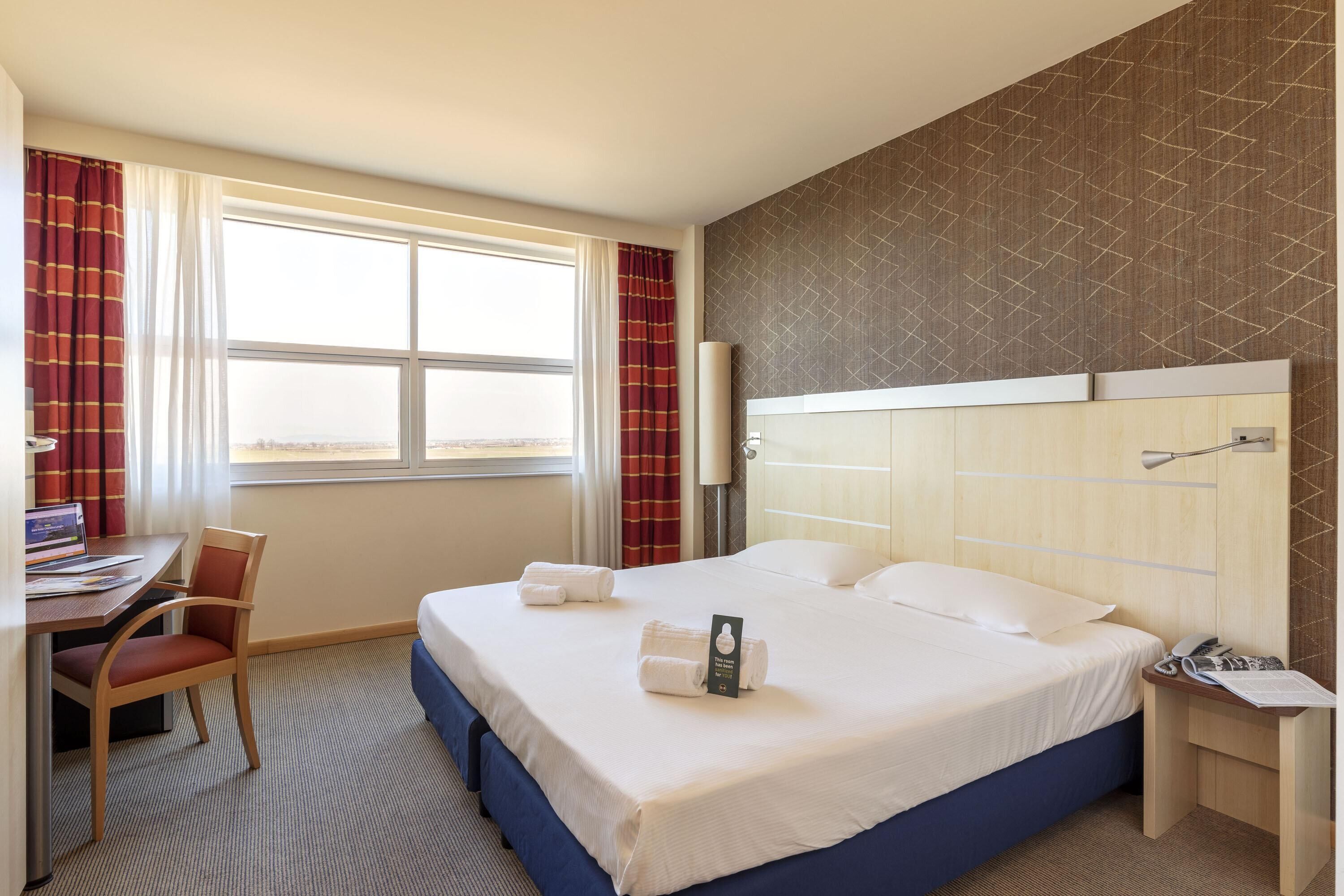 Standard Double Room, Non Smoking | Down comforters, in-room safe, desk, blackout drapes