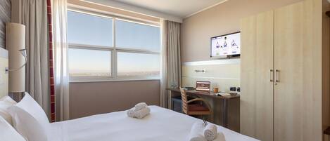 Down duvets, in-room safe, desk, blackout curtains