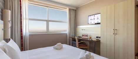 Cubrecamas, caja de seguridad en la habitación y escritorio