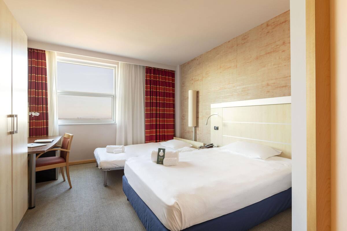 Down comforters, in-room safe, desk, blackout drapes