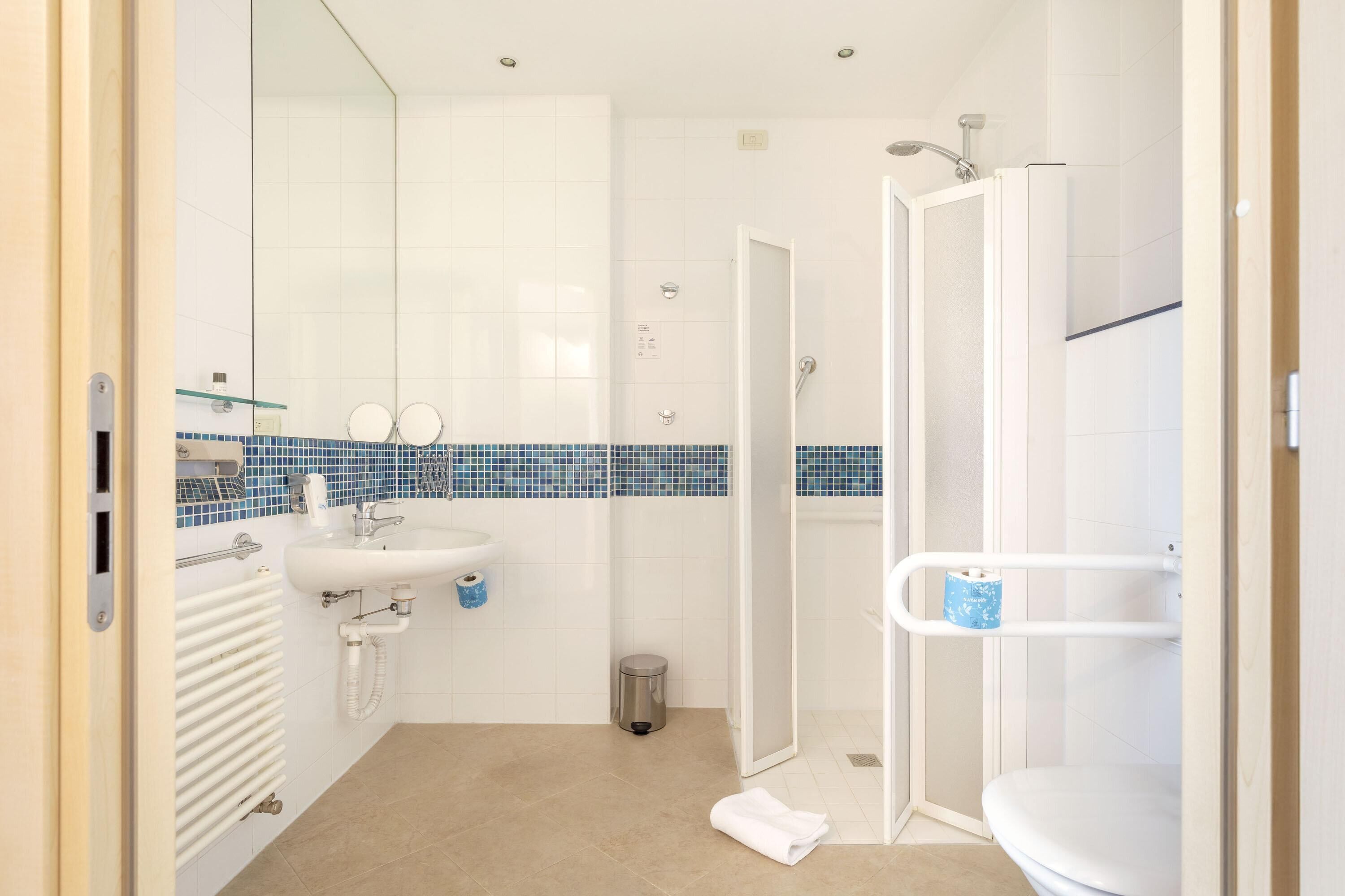 Chambre Standard avec lits jumeaux, accessible aux personnes à mobilité réduite, non-fumeur | Salle de bain