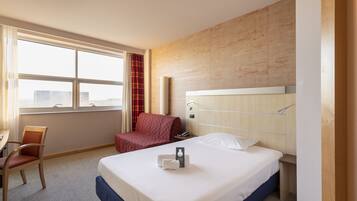 ألحفة محشوة بالريش وخزنة داخل الغرفة ومكتب وستائر تعتيم