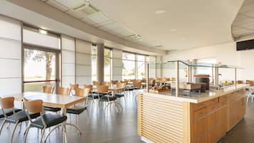 Desayuno buffet diario (EUR 7.9 por persona)