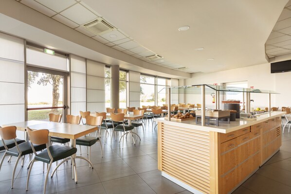 Daily buffet breakfast (EUR 7.9 per person)