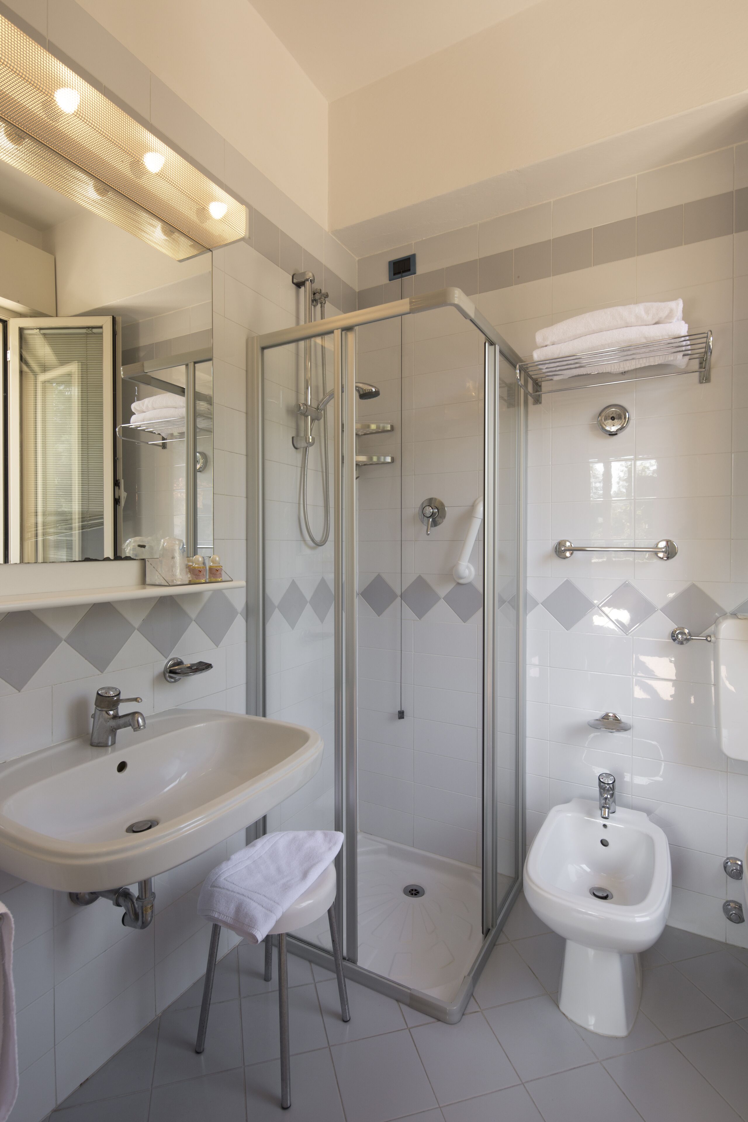 standard double room single use | room amenity