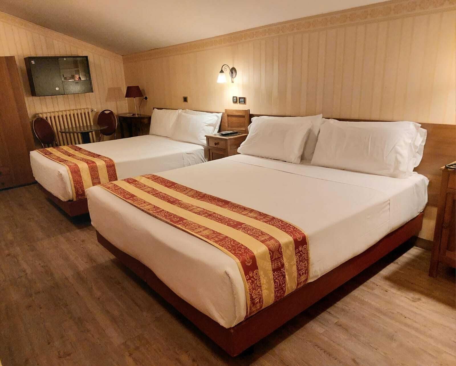 family room | minibar, in-room safe, free wifi, bed sheets