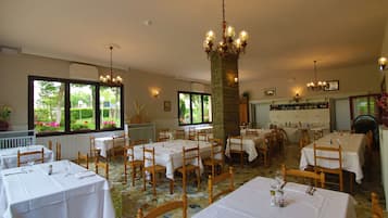 Aperto a pranzo e cena, cucina locale, con vista sul giardino