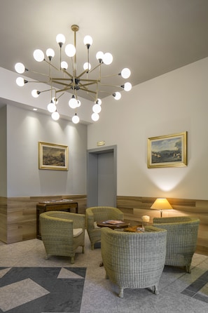 Coin salon dans le hall