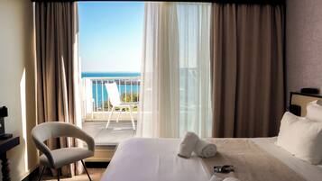 Comfort-Doppelzimmer, Terrasse, Meerblick | Minibar, Zimmersafe, individuell eingerichtet, Schreibtisch