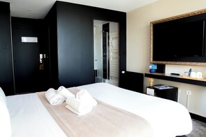 Comfort tweepersoonskamer, terras, uitzicht op zee | Een minibar, een kluis op de kamer, individueel gemeubileerd, een bureau