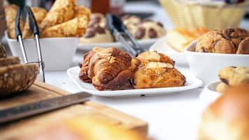 Petit déjeuner buffet (19.5 EUR par personne)