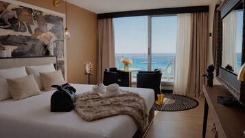 Exklusivt dubbelrum - terrass - havsutsikt | Minibar, vÀrdeförvaringsskÄp pÄ rummet, unika möbler och skrivbord