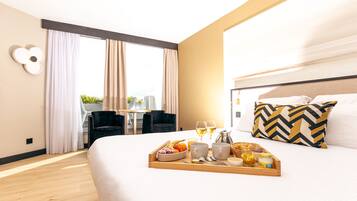 Chambre Double Supérieure, terrasse, vue mer | Minibar, coffres-forts dans les chambres, ameublement personnalisé