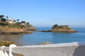 Playa en los alrededores y toallas de playa