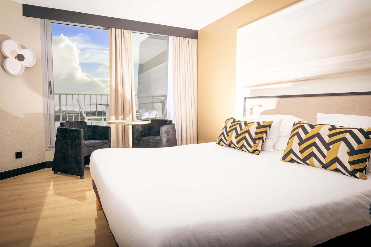Quarto standard, terraço, vista para o mar | Frigobar, cofres nos quartos, individualmente mobiliados, escrivaninha