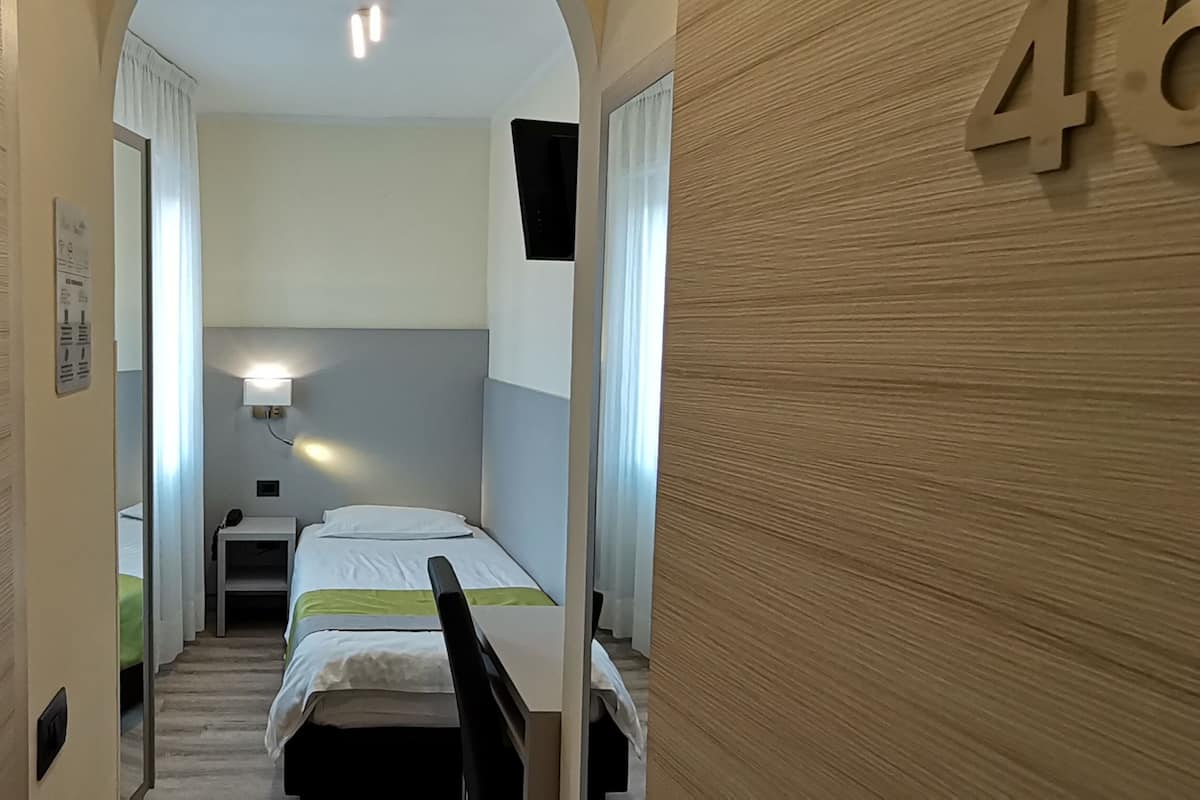 Single Room | Egyptian cotton sheets, minibar, in-room safe, desk