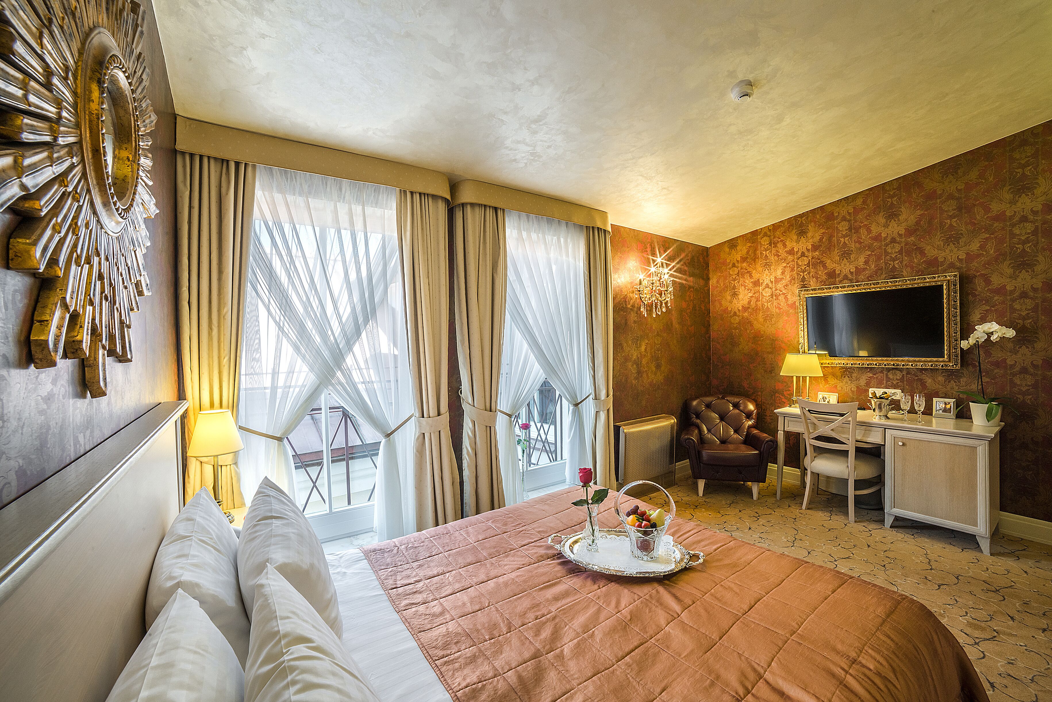 hypo-allergenic bedding, minibar, in-room safe, desk