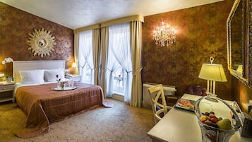 Hypo-allergenic bedding, minibar, in-room safe, desk