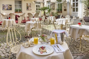 Breakfast, lunch, dinner served; garden views