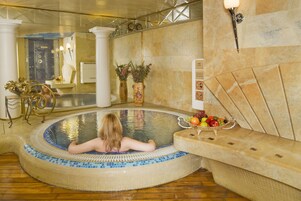 Indoor spa tub