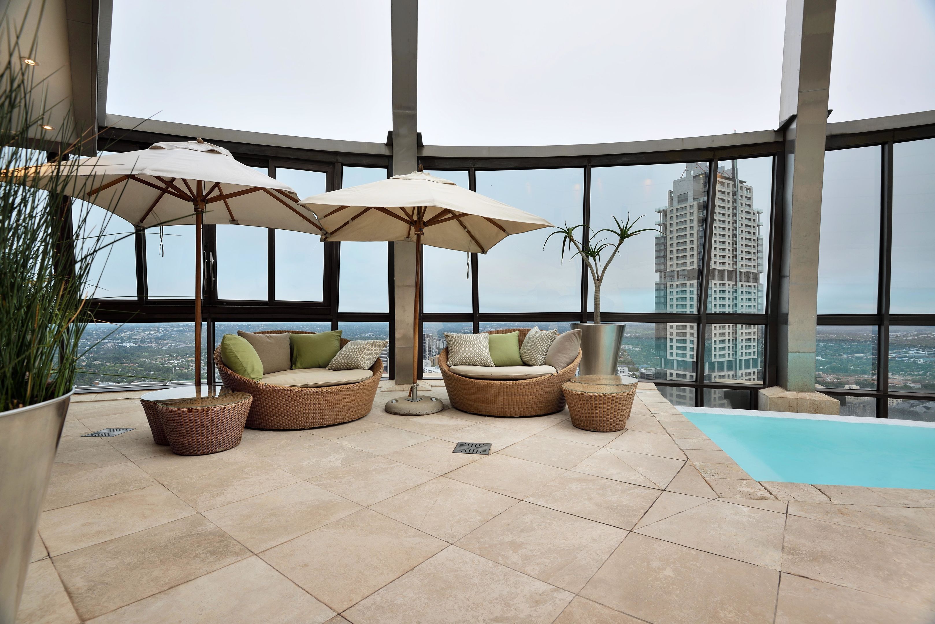 室内游泳池，室外游泳池，日光浴躺椅