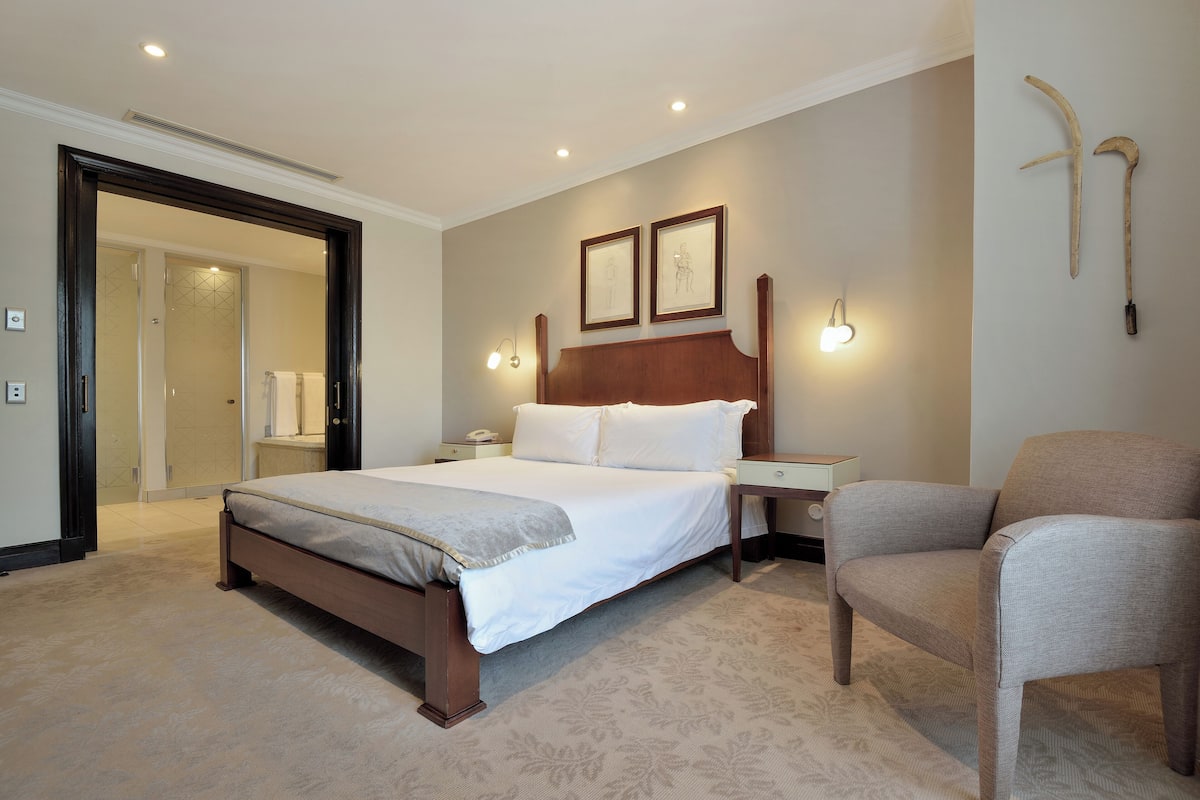 Luxe beddengoed, een minibar, een kluis op de kamer, een bureau
