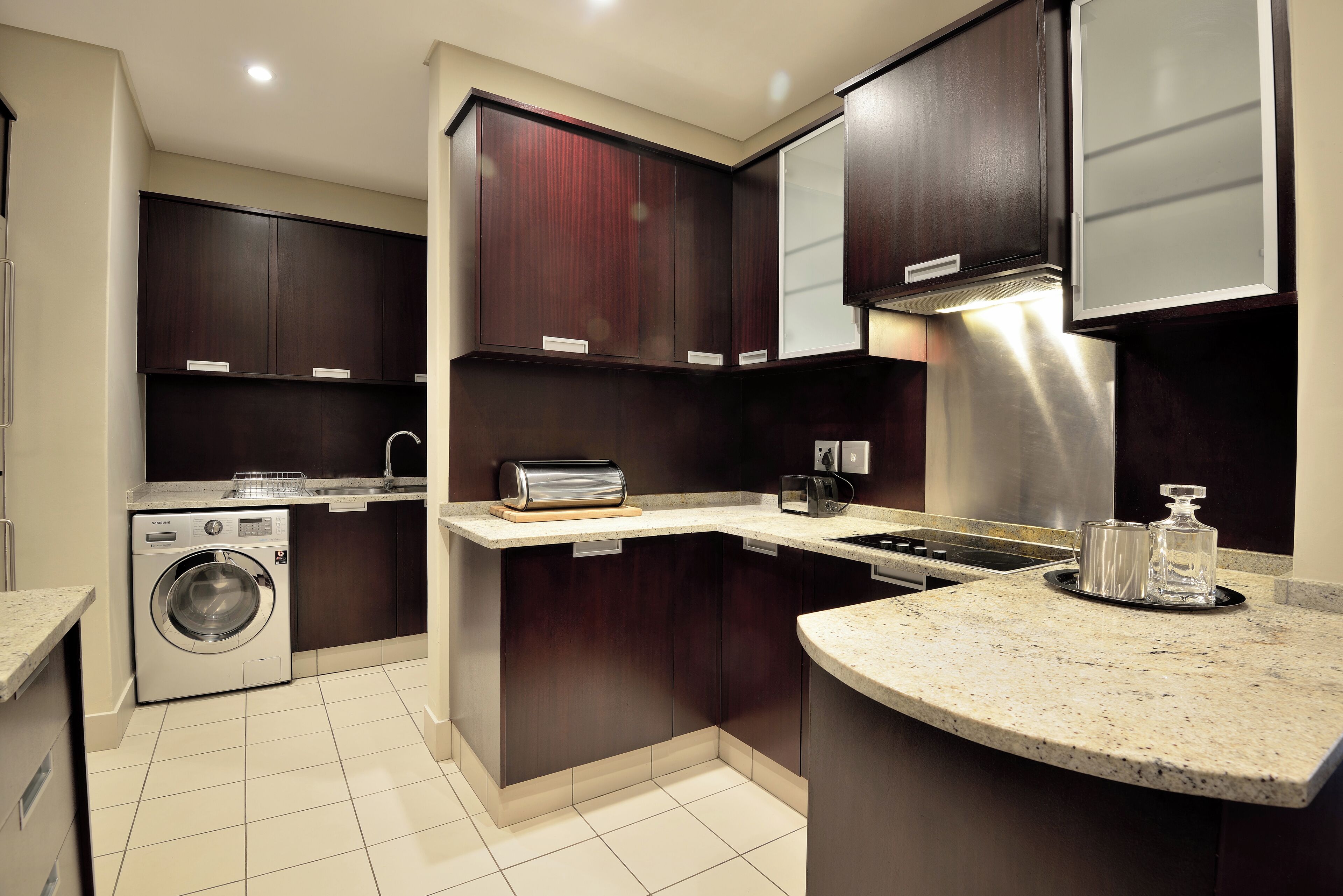 executive suite, 1 bedroom | private kitchen | full-sized fridge, microwave, oven, stovetop