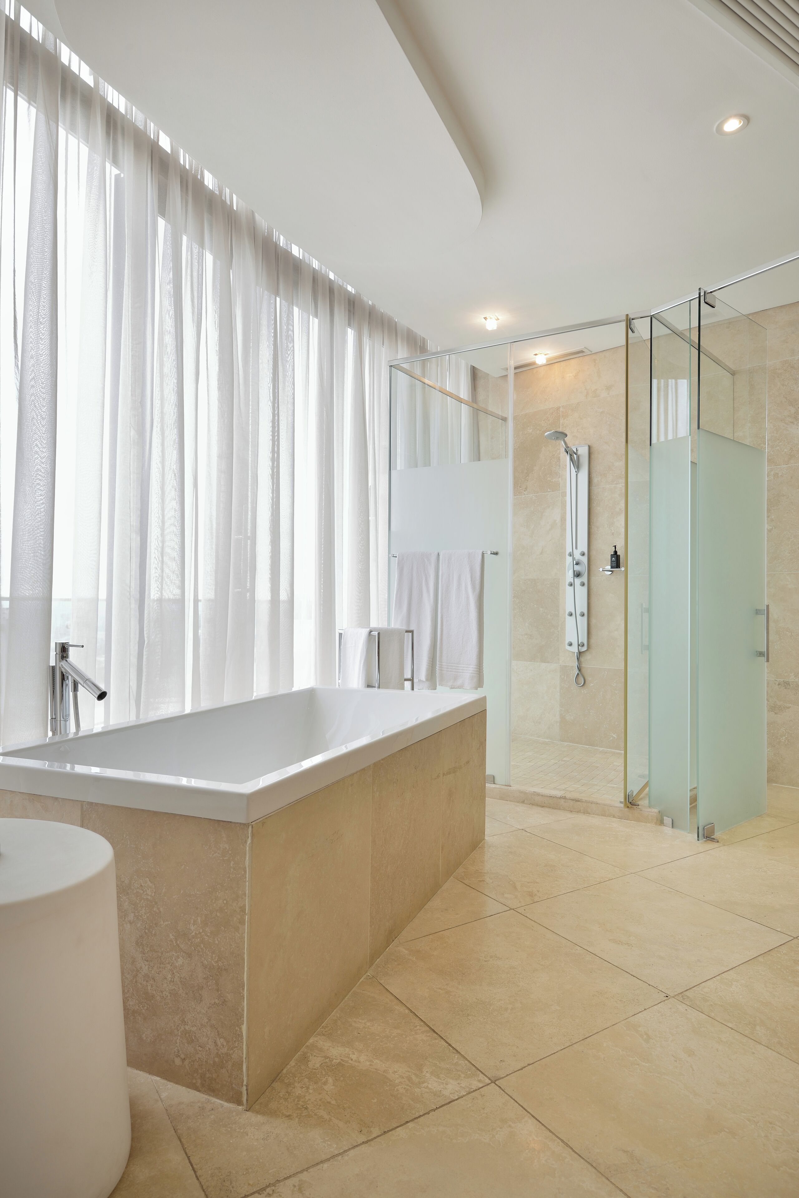 Apartamento superior | Banheiro | Banheira e chuveiro separados, produtos de toalete grátis