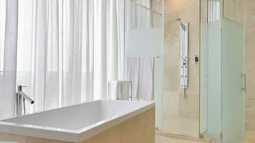 Apartamento superior | Banheiro | Banheira e chuveiro separados, produtos de toalete grátis