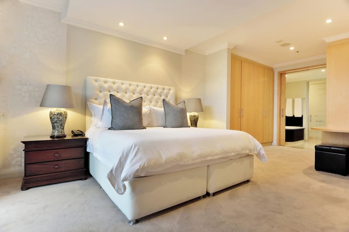 Luxe beddengoed, een minibar, een kluis op de kamer, een bureau