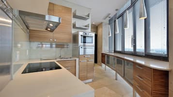 Refrigerador con congelador, microondas, horno y parrilla de estufa