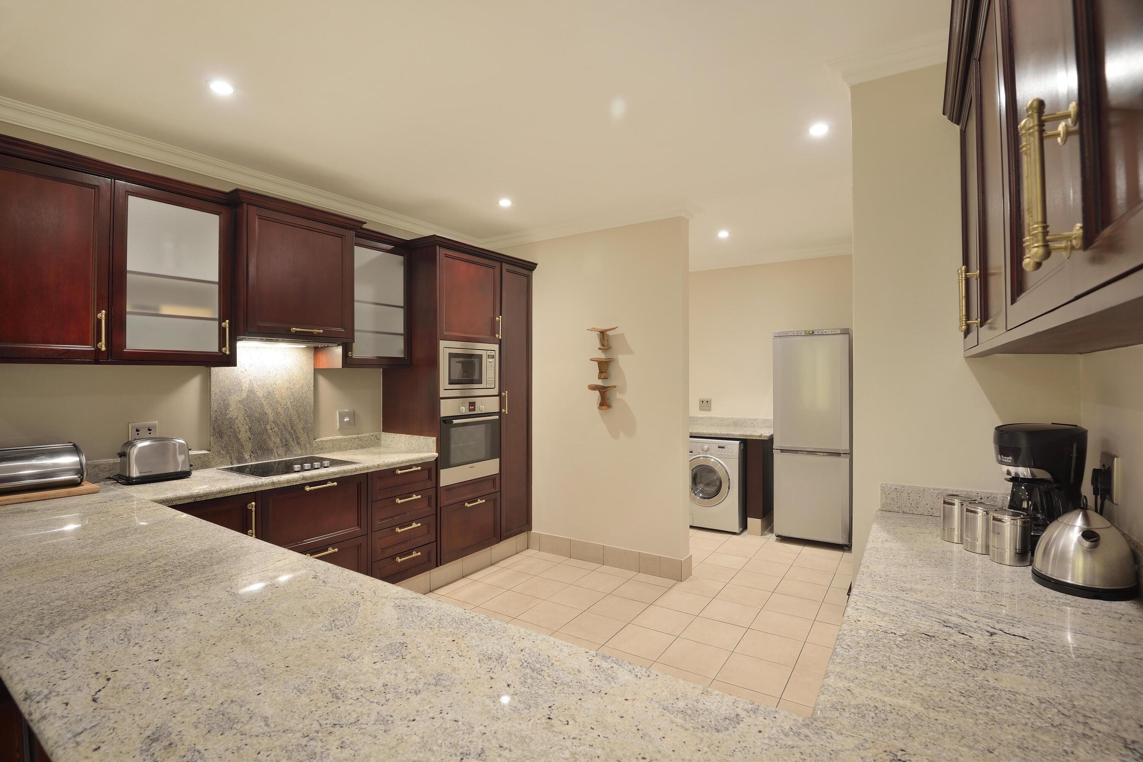 full-sized fridge, microwave, oven, stovetop