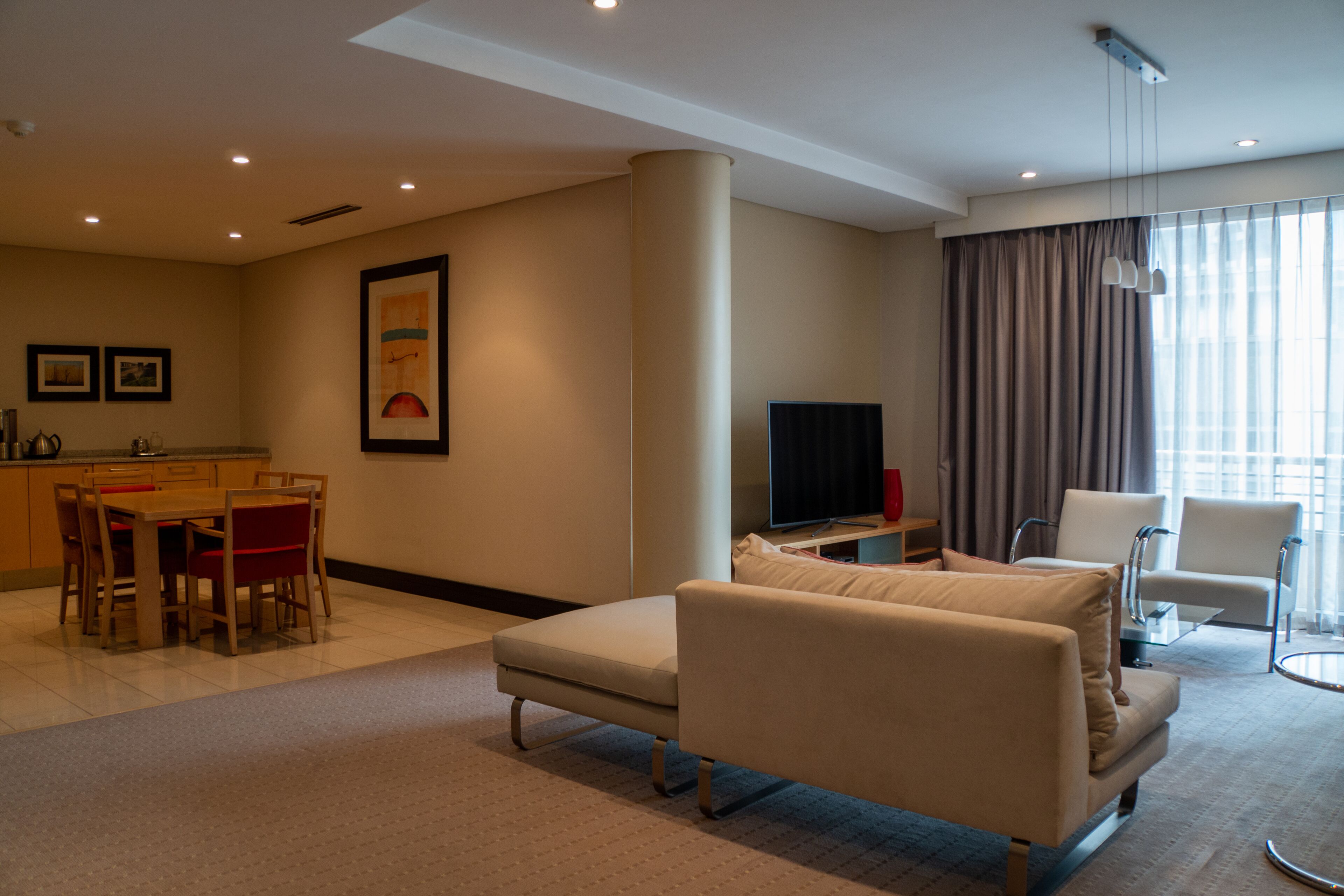 Suite Eksekutif, 1 kamar tidur | Area keluarga | TV, pemutar DVD, dan film berbayar