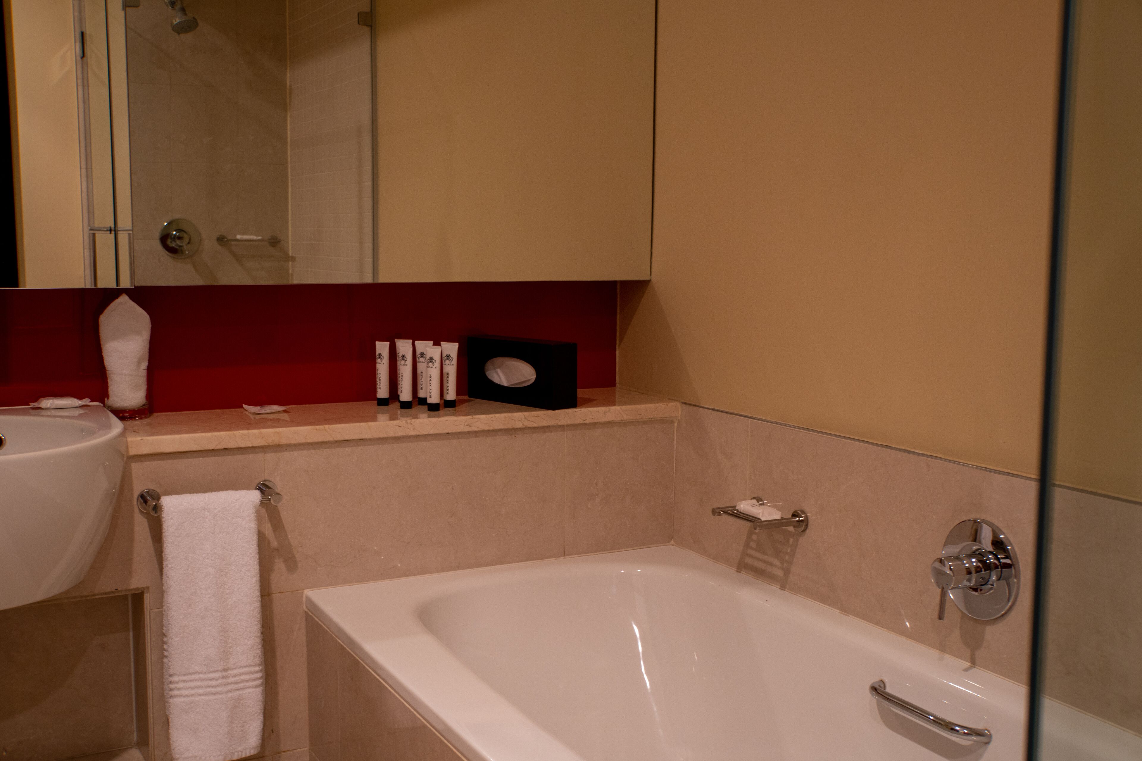 Executive-Suite, 1 Schlafzimmer | Badezimmer | Badewanne und Dusche (separat), Regendusche, kostenlose Toilettenartikel