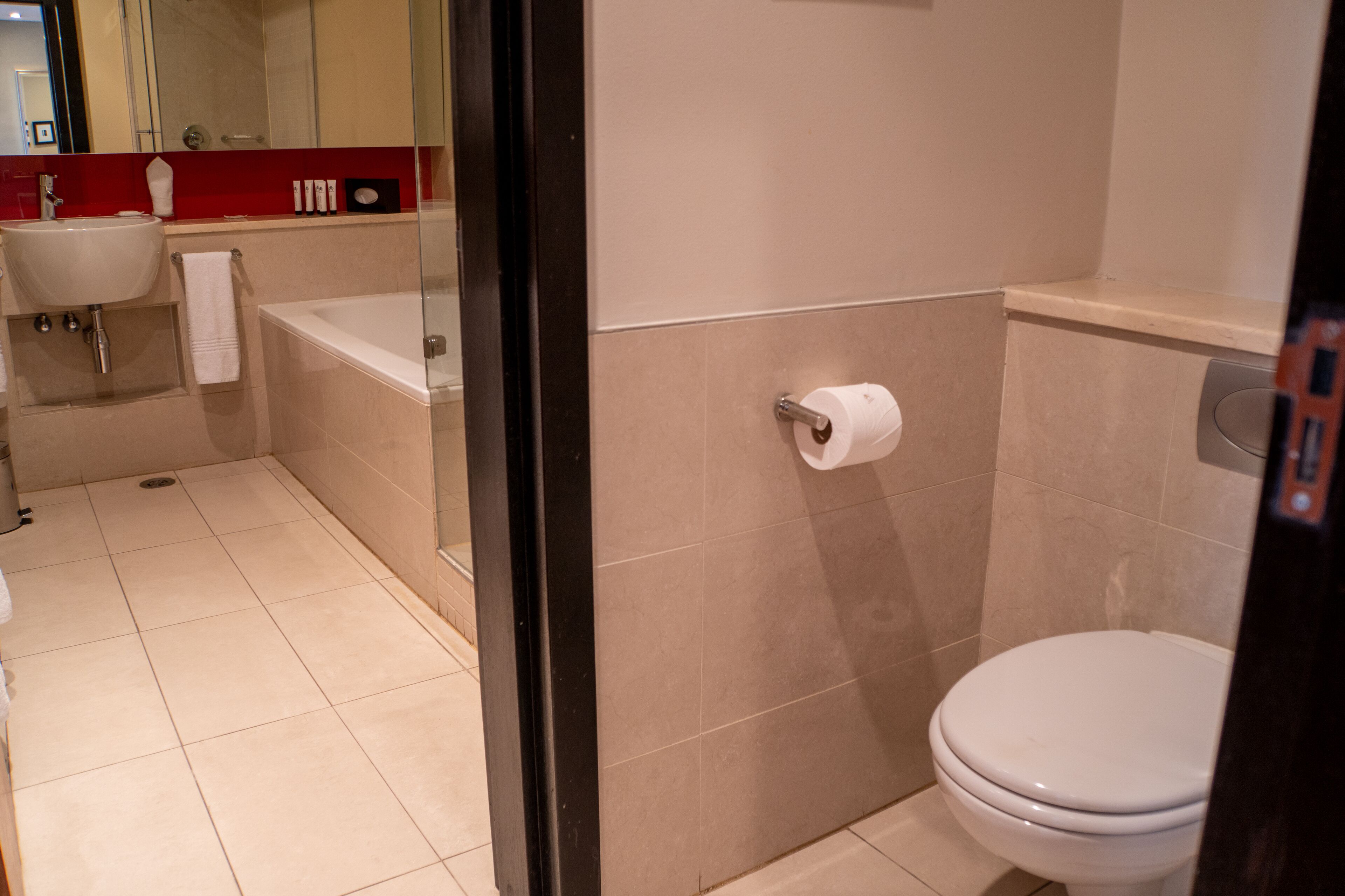 Un baño con inodoro, lavamanos y bañera.