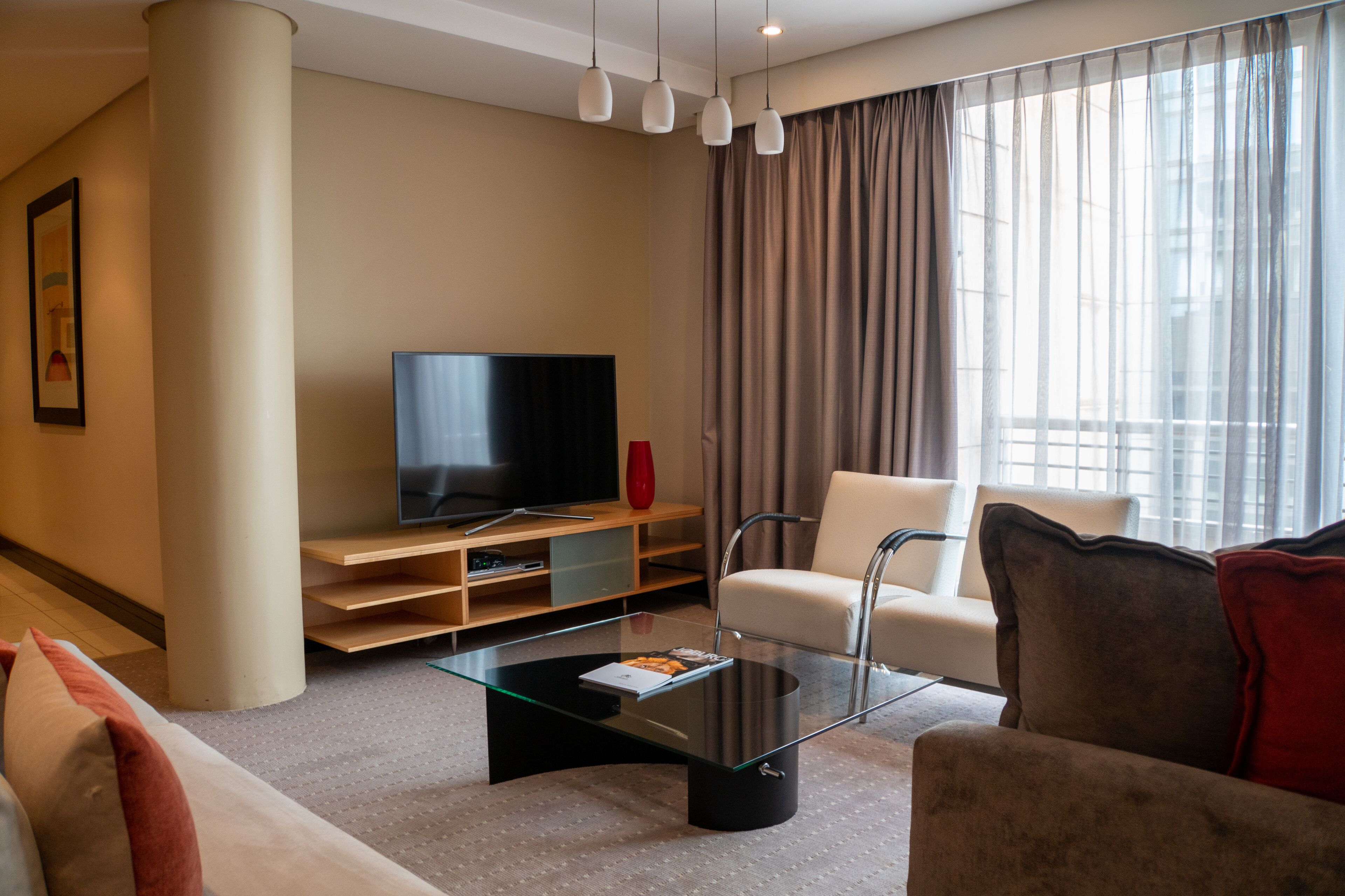 Suite ejecutiva, 1 habitación | Zona de estar | Una televisión, un reproductor de DVD, películas de pago