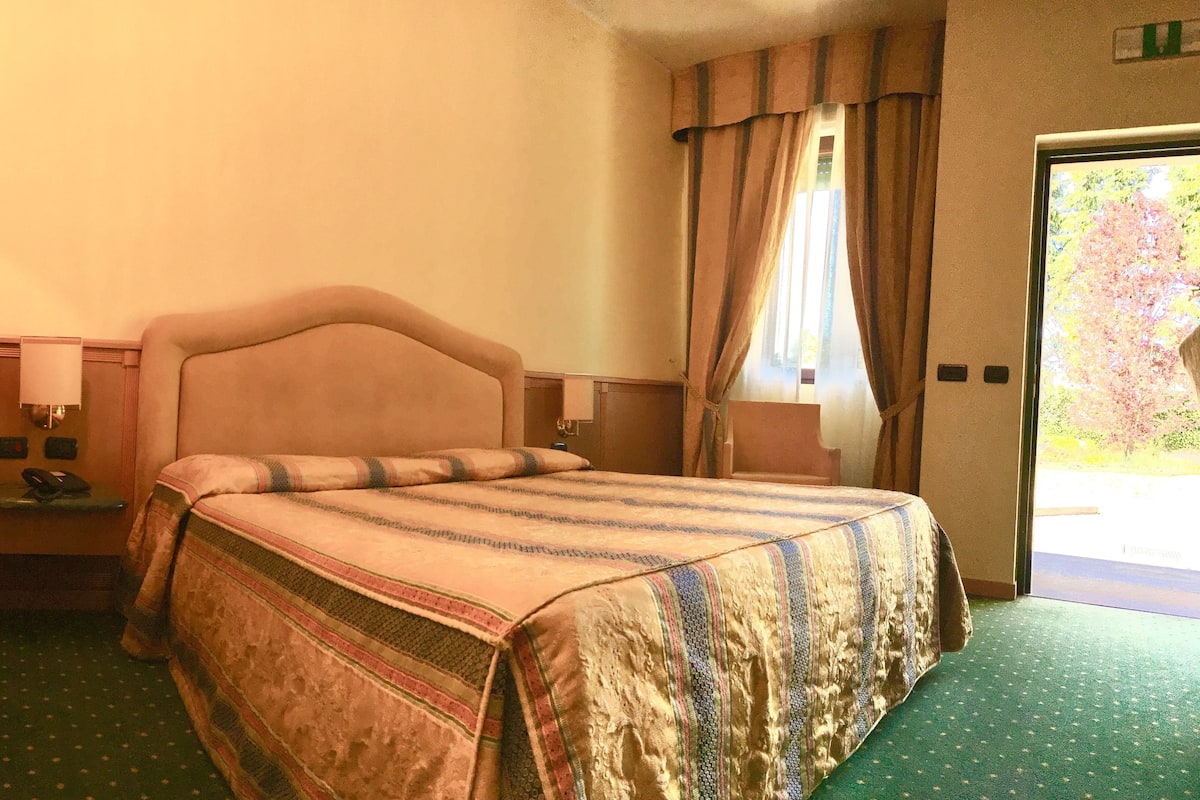 standard single room, 1 double bed | minibar, in-room safe, desk, blackout curtains