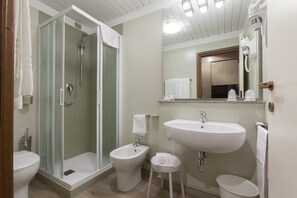 Regadera, amenidades de baño gratuitas, secadora de cabello, pantuflas 