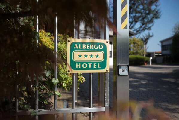 Señalización para el Hotel Albergo, con tres estrellas.