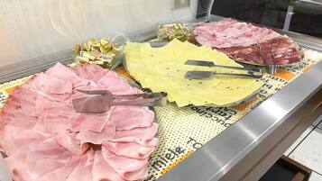 Ein Feinkosttresen mit verschiedenen Sorten Aufschnitt, präsentiert in einer Glasvitrine.